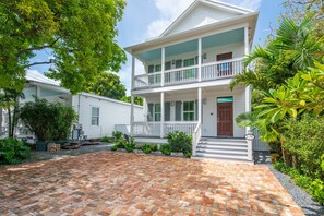 6 عدّة غرف نوم وخدمة الإنترنت