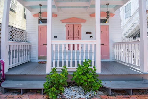 New Rose Petal Petite Suite - Pool Parking