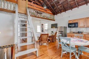 House | 1 bedroom, Internet - New Coastal Rose - Bright Loft With High Ceilings (Key West)