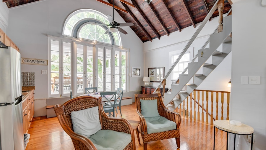 New Coastal Rose - Bright Loft With High Ceilings