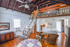 House | 1 bedroom, Internet - New Coastal Rose - Bright Loft With High Ceilings (Key West)