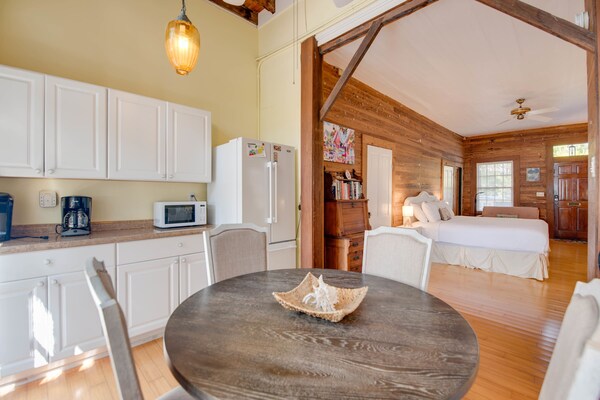 New Rose Retreat - Pool Parking - Key West, FL