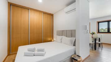 Ferros/tábuas de passar roupa, acesso à internet, roupa de cama