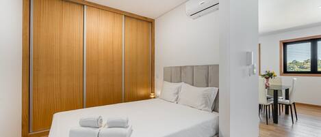 Bügeleisen/Bügelbrett, Internetzugang, Bettwäsche