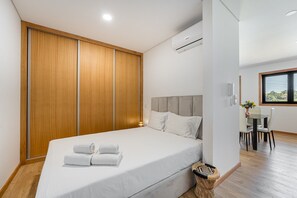 Tabla de planchar con plancha, acceso a internet y ropa de cama