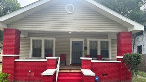 A house with a red brick exterior, a front porch with steps, and a mailbox. - Charming 3-bedroom house with AC and WiFi in welcoming Mobile (Mobile)