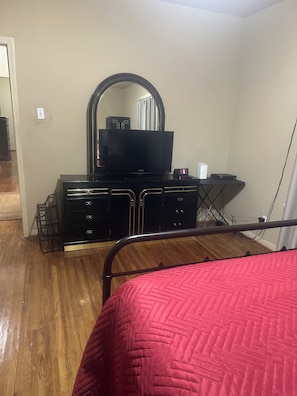 3 bedrooms, in-room safe, iron/ironing board, free WiFi