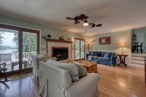 TV connectée, cheminée, lecteur de DVD, baby-foot