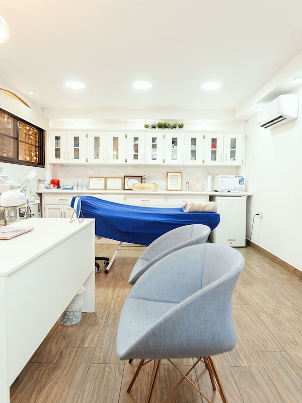 Hydrotherapy, facials, 2 treatment rooms, manicures and pedicures