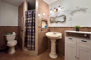 Regadera, toallas, jabón, papel de baño