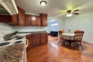 Jääkaappi, mikroaaltouuni, uuni, liesi