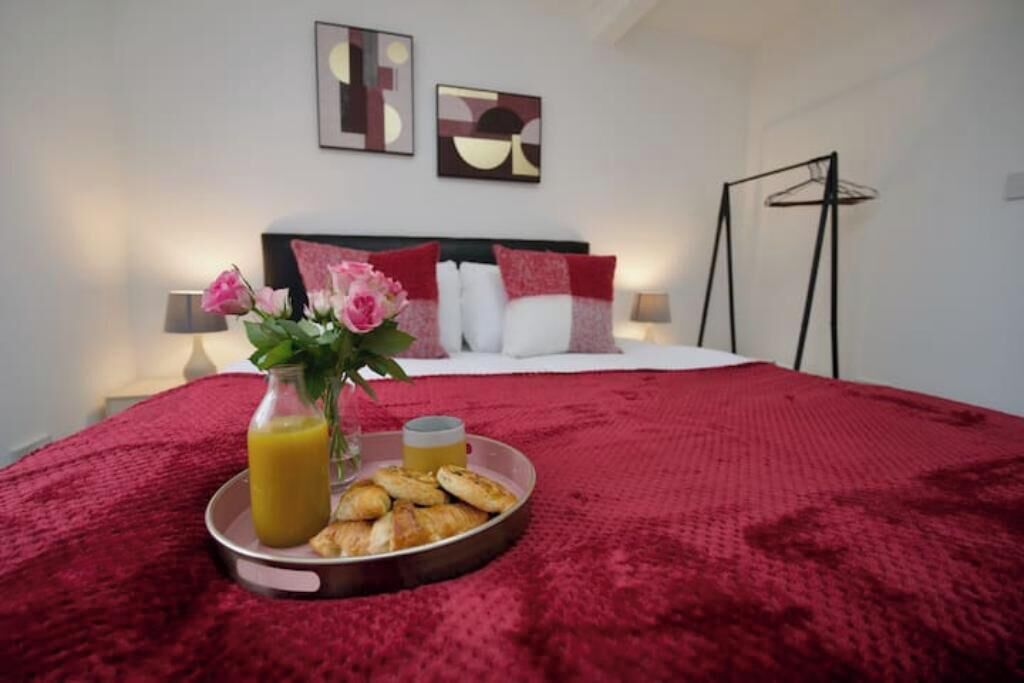 1 dormitorio, tabla de planchar con plancha, wifi y ropa de cama