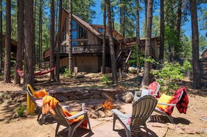 Terrace/patio - Pinecone Paradise Cozy 3-bedroom cabin with family fun amenities (Sedona)