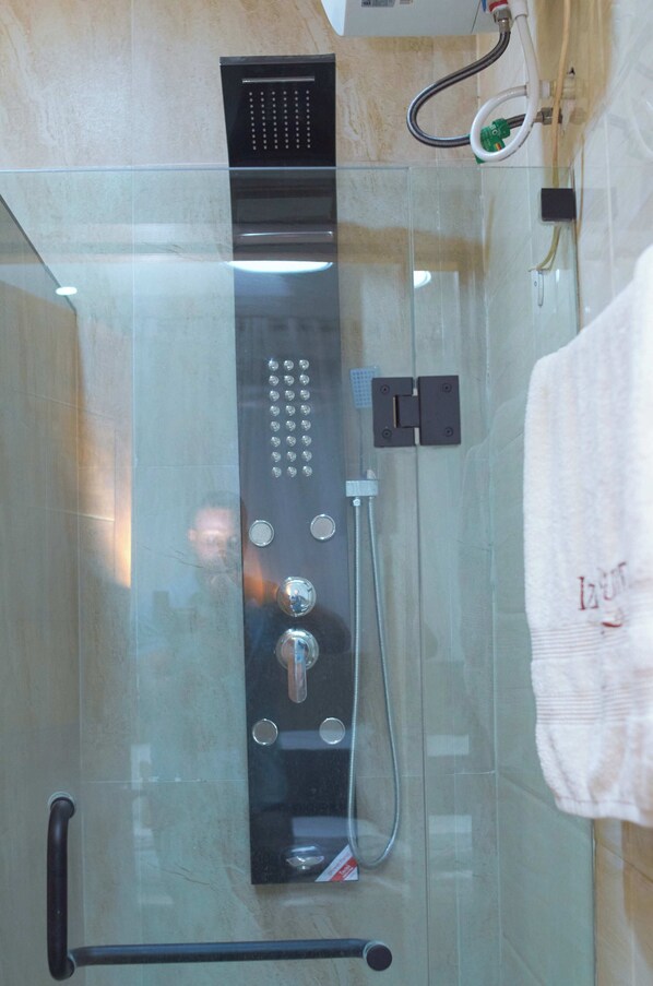 Apartamento | Banheiro | Chuveiro, toalhas de banho, papel higiênico 