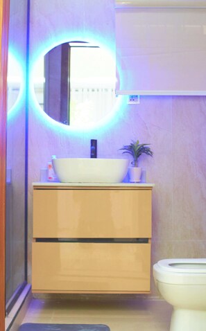 Lejlighed | Badeværelse | Bruser, håndklæder, Toiletpapir