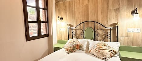 Familie appartement, patio, uitzicht op bergen | 2 slaapkamers, een minibar, gratis wifi, beddengoed