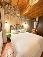 Apartamento familiar, patio, vistas a la montaña | 2 dormitorios, minibar, wifi gratis y ropa de cama