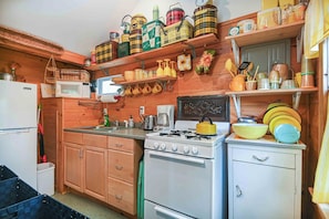 Private kitchen - Cozy Cottage w/ Pool, BBQ and Outdoor Seating! (Cape Neddick)