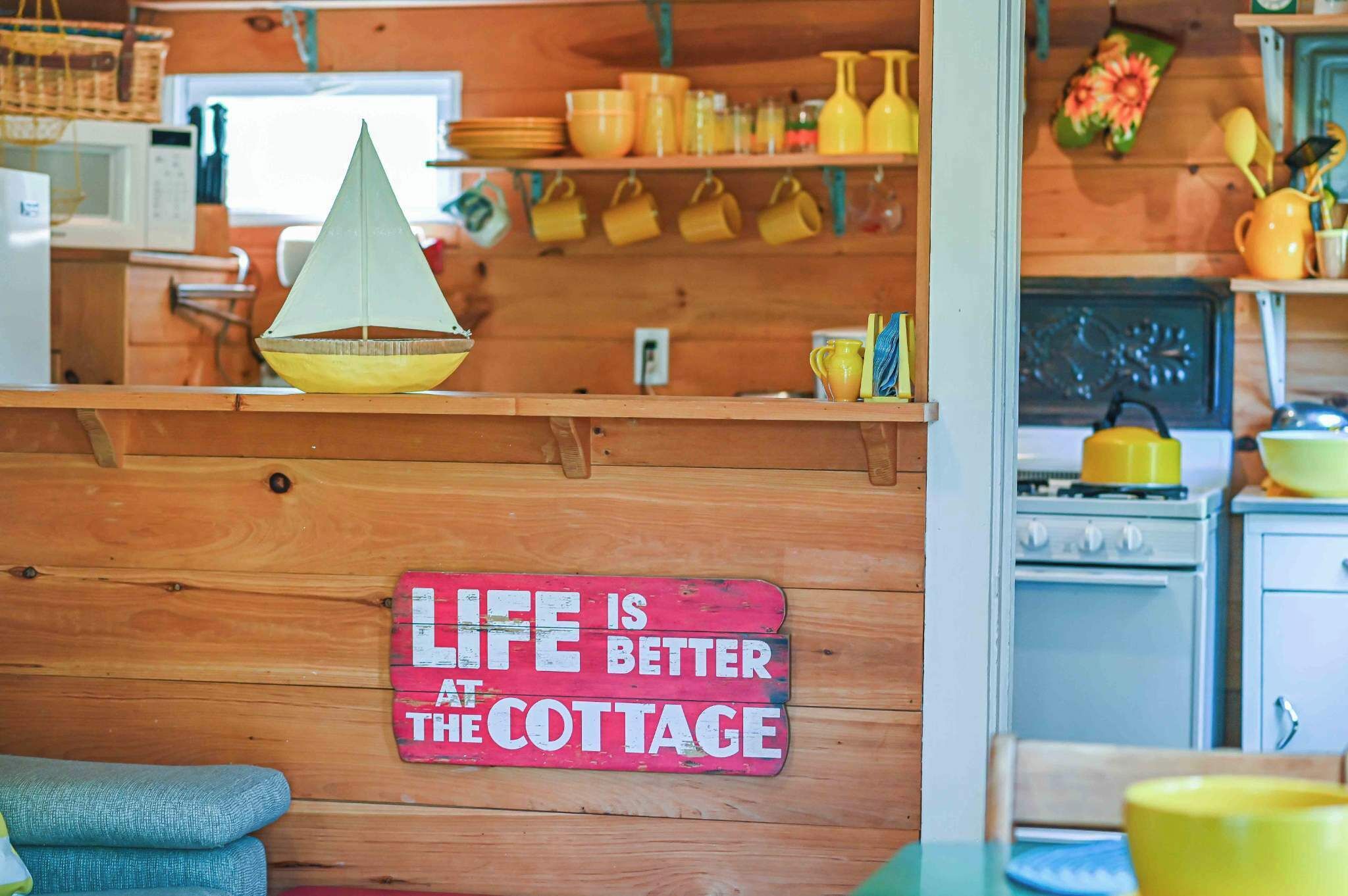 Nhà, 1 giường cỡ queen và sofa giường, ban công, quang cảnh vườn (Cottage at Birch Knoll) | Bếp riêng | Tủ lạnh, lò vi sóng, lò nướng, bếp nấu 