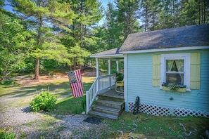 Property grounds - Cozy Cottage w/ Pool, BBQ and Outdoor Seating! (Cape Neddick)