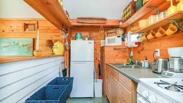 House, 1 Queen Bed with Sofa bed, Balcony, Garden View (Cottage at Birch Knoll) | Private kitchen | Fridge, microwave, oven, stovetop