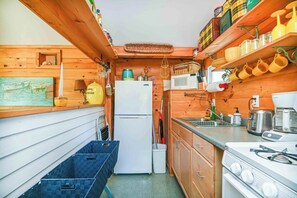 하우스, 퀸사이즈침대 1개 및 소파베드, 발코니, 정원 전망 (Cottage at Birch Knoll) | 전용 주방 | 냉장고, 전자레인지, 오븐, 쿡탑