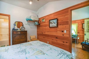 1 bedroom, individually decorated, individually furnished, bed sheets - Cozy Cottage w/ Pool, BBQ and Outdoor Seating! (Cape Neddick)