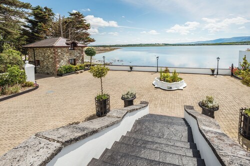 Luxurious Waterfront Georgian Manor House  Restored and Fully Staffed 18 guests
