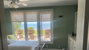 3 habitaciones, escritorio y tabla de planchar con plancha 