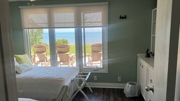 3 bedrooms, desk, iron/ironing board, bed sheets