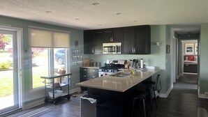 Cafetera y tetera, refrigerador, microondas y horno 
