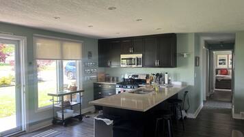 KĂŒhlschrank, Mikrowelle, Ofen, Herdplatte