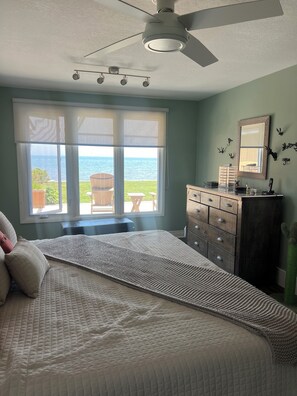 3 bedrooms, desk, iron/ironing board, bed sheets