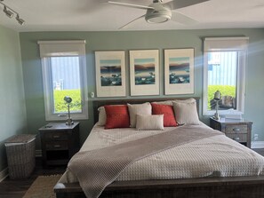 3 bedrooms, desk, iron/ironing board, bed sheets