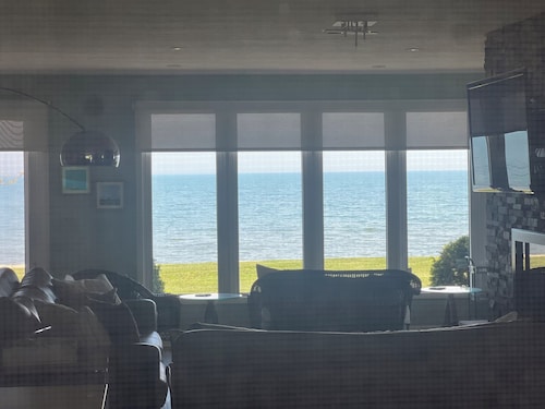 Winter Rental; Birders' Joy ; Lake Erie Beach Front; Walkers beach; 3 BR/2 Bath
