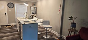 Private kitchen - Charming 3-bedroom house with AC and WiFi in Louisville (Louisville)