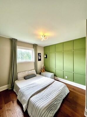 6 bedrooms, iron/ironing board, WiFi, bed sheets