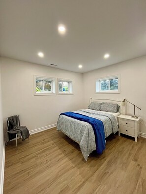 6 bedrooms, iron/ironing board, WiFi, bed sheets