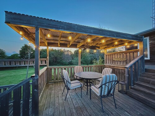 Luxury  6BR Ontario Farm Home – Family-Friendly