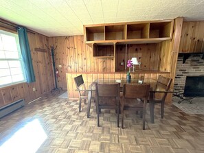 Dining - 2-bedroom studio with Fast WiFi in Lynnwood

















 (Lynnwood)