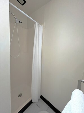 Hair dryer, towels, soap, shampoo - 2-bedroom studio with Fast WiFi in Lynnwood

















 (Lynnwood)