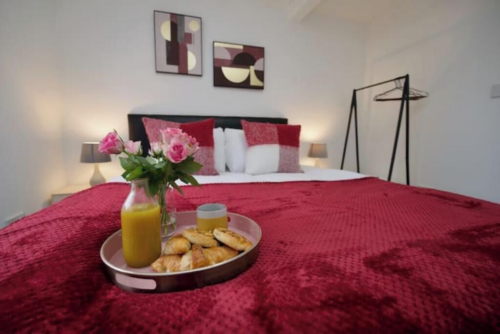 1 dormitorio, tabla de planchar con plancha, wifi y ropa de cama