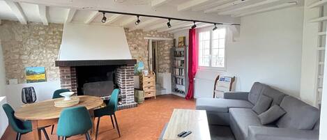 智能电视、壁炉、书