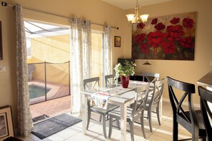 Dining - Ultra Relaxing 4-Bedroom, 3-Bath Townhome with Private Pool in Kissimmee (Kissimmee)