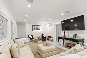 Smart TV - Battery Place (Savannah)