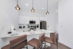 Fridge, microwave, oven, stovetop - Spacious 5BR w/Pool, Close to Disney & Universal (Davenport)