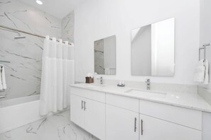 Shower, hair dryer, shampoo - Spacious 5BR w/Pool, Close to Disney & Universal (Davenport)