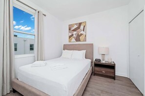 5 bedrooms, iron/ironing board, WiFi, bed sheets - Spacious 5BR w/Pool, Close to Disney & Universal (Davenport)