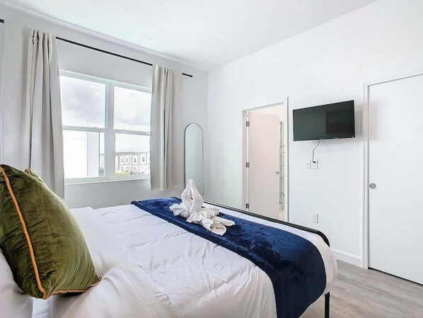 3 bedrooms, iron/ironing board, free WiFi, bed sheets - Spacious 3BR+Den with Hot Tub,  Near Disney! (Davenport)