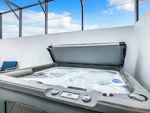 Outdoor spa tub - Spacious 3BR+Den with Hot Tub,  Near Disney! (Davenport)